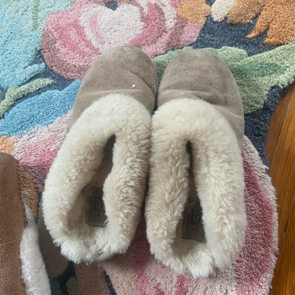 UGG Sz 38 US 7 Cozy Tan and Cream Slippers